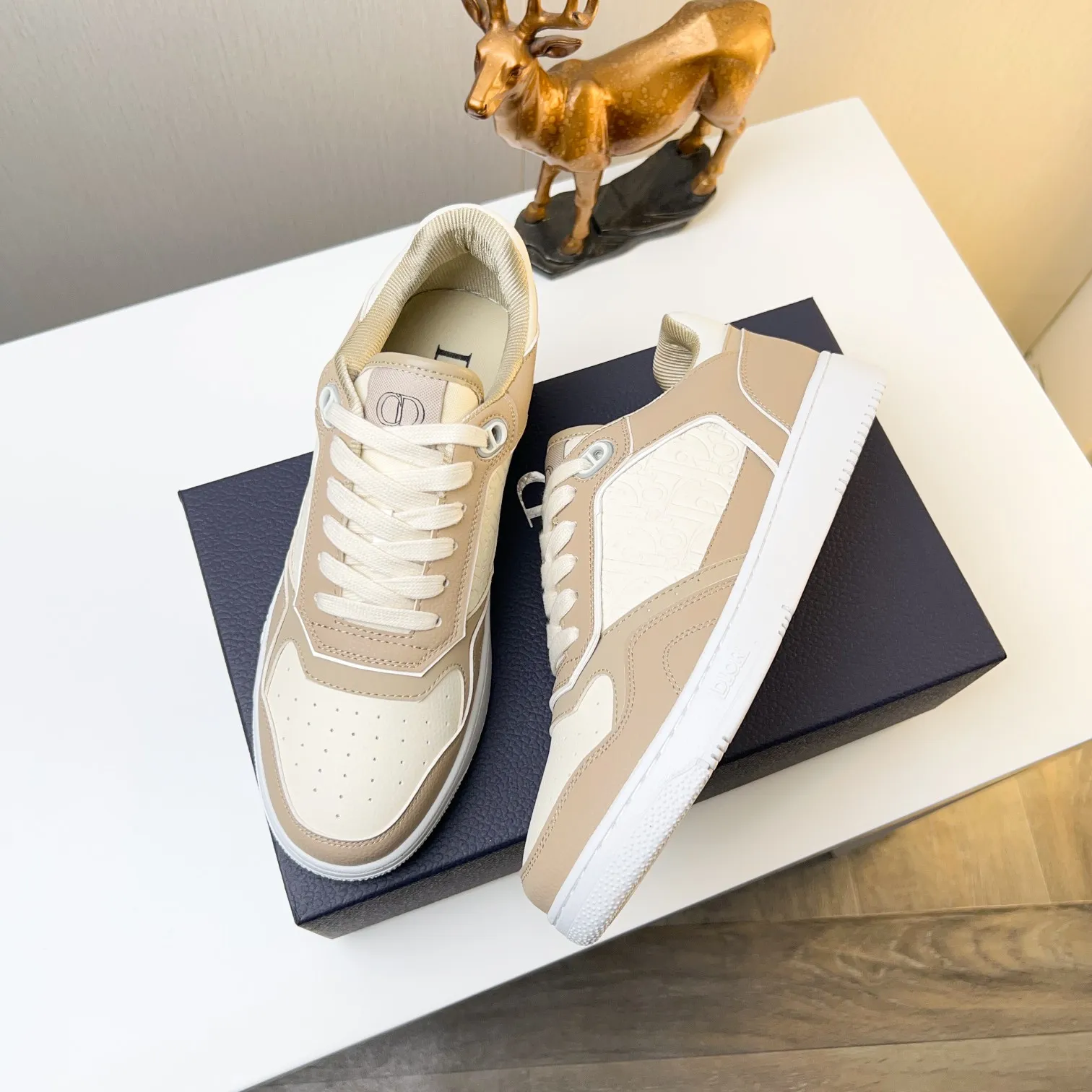Men's Men's Shoes 💰400 [New] 🦩🦩Dior - Low-top sneakers 2025 spring men's collection new arrivals [Celebrate][Celebrate][Celebrate], reinterpret the basketball shoe design and become a classic Dior item [Strong][Strong][Strong], crafted in black and cream white smooth cowhide with beige suede, leather display on the side The CD logo, tongue, sole and back side are decorated with various distinctive details to enhance the style[666][666], while eyelet details, topstitching and rubber panels highlight the dynamic charm of its athletic style[strong][strong][strong]. It has a two-color rubber sole, which can be matched with various clothing to create a refined look. Size: 38 to 44 (45 can be customized
